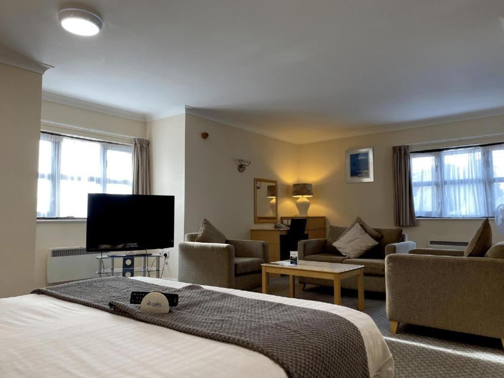 The Wiltshire Hotel, Golf And Leisure Resort スウィンドン エクステリア 写真