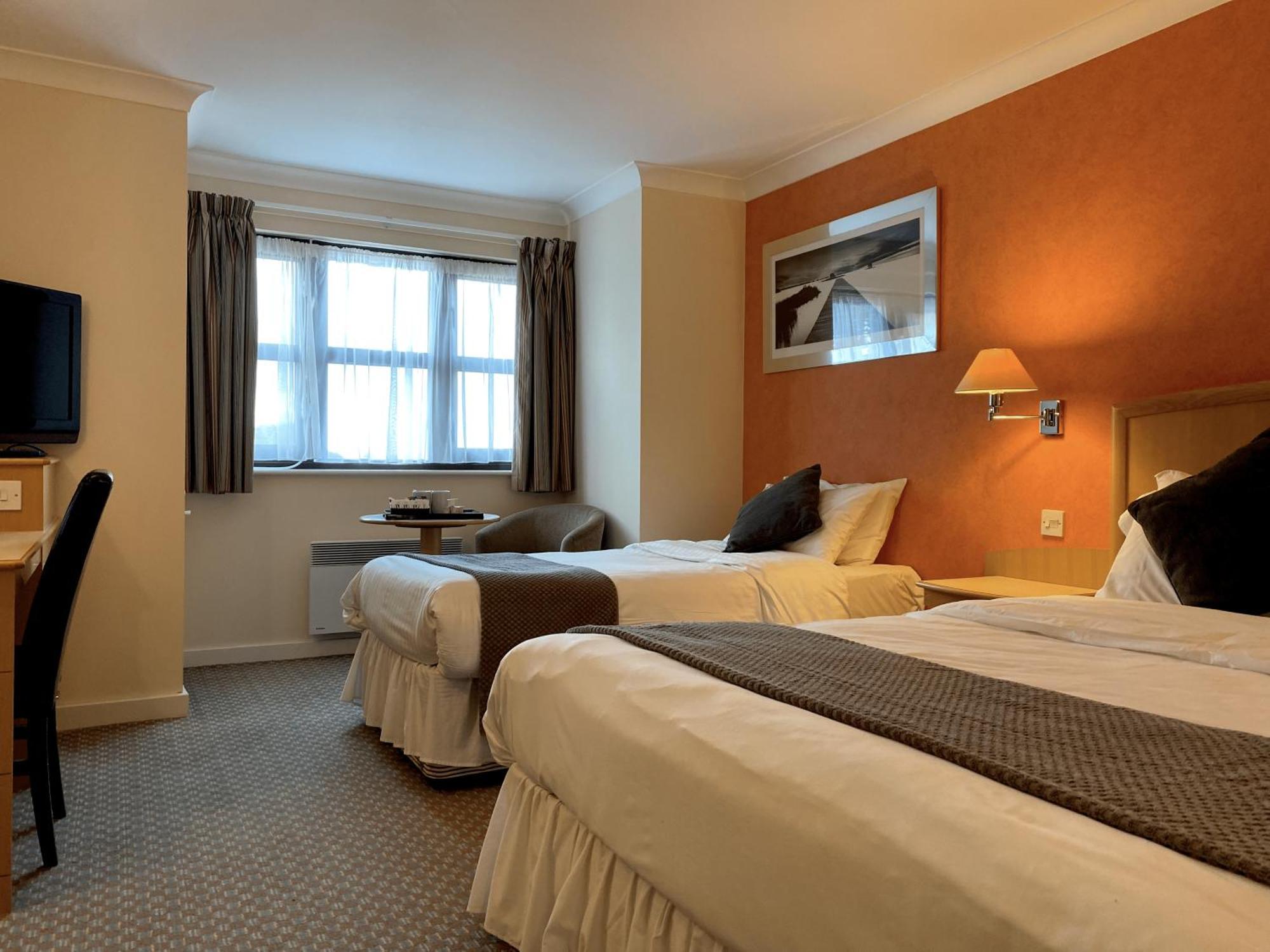 The Wiltshire Hotel, Golf And Leisure Resort スウィンドン エクステリア 写真