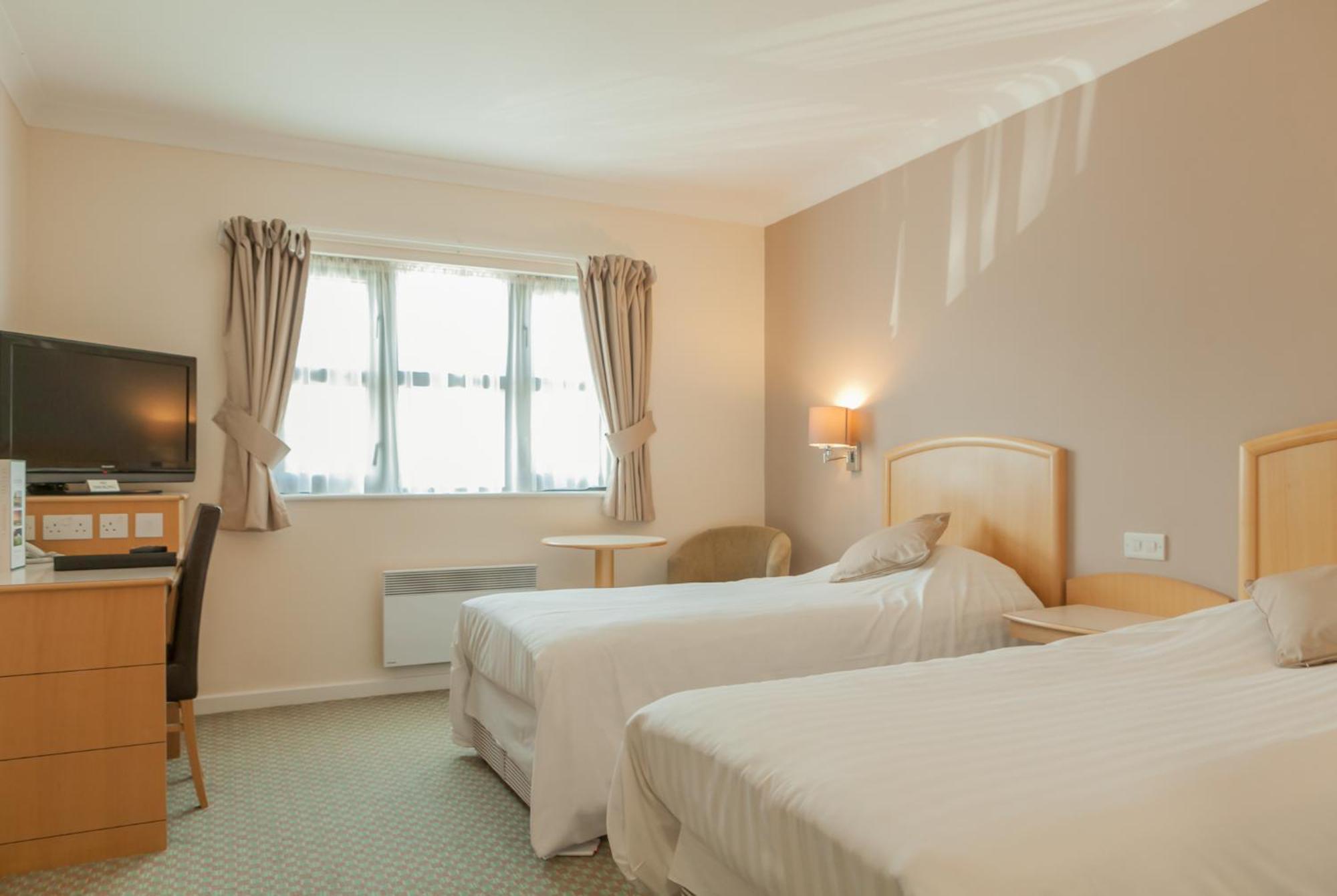 The Wiltshire Hotel, Golf And Leisure Resort スウィンドン エクステリア 写真