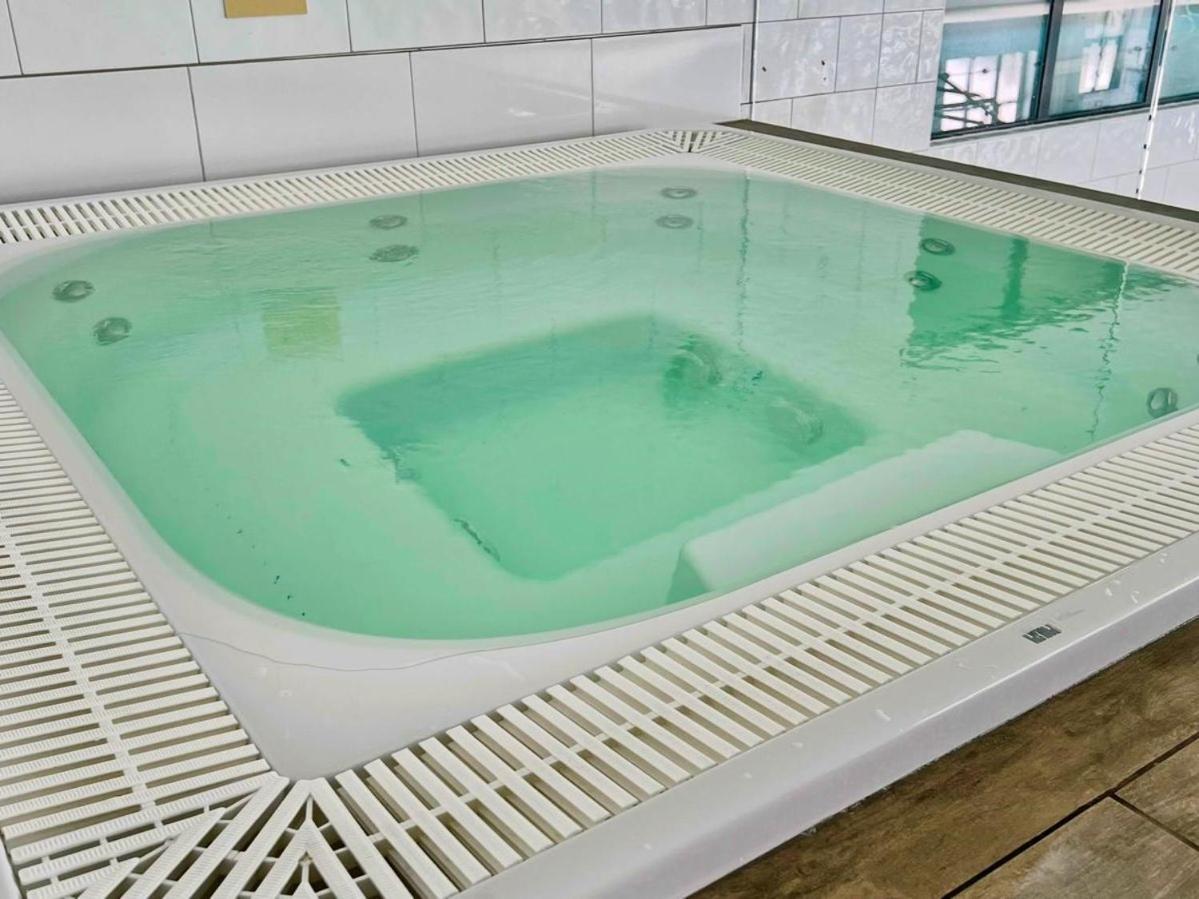 The Wiltshire Hotel, Golf And Leisure Resort スウィンドン エクステリア 写真